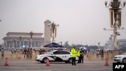 中国警察2019年6月4日在六四事件30周年之际在北京天安门广场警戒。