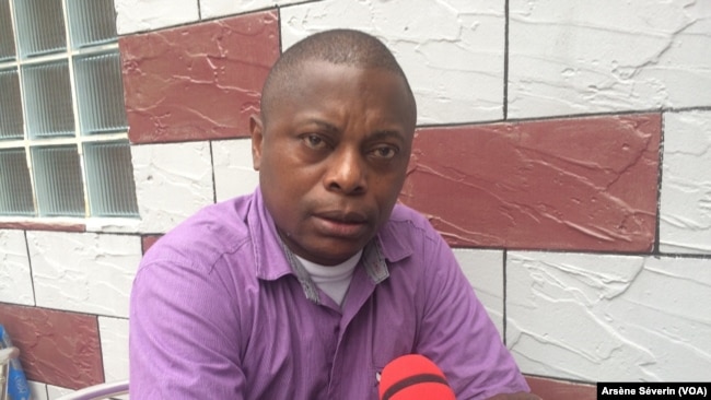 L'activiste Roch Euloge Nzobo, coordonnateur du CDHD, demande à la justice de faire son travail, au Congo, le 31 juillet 2018. (VOA/Arsène Séverin)