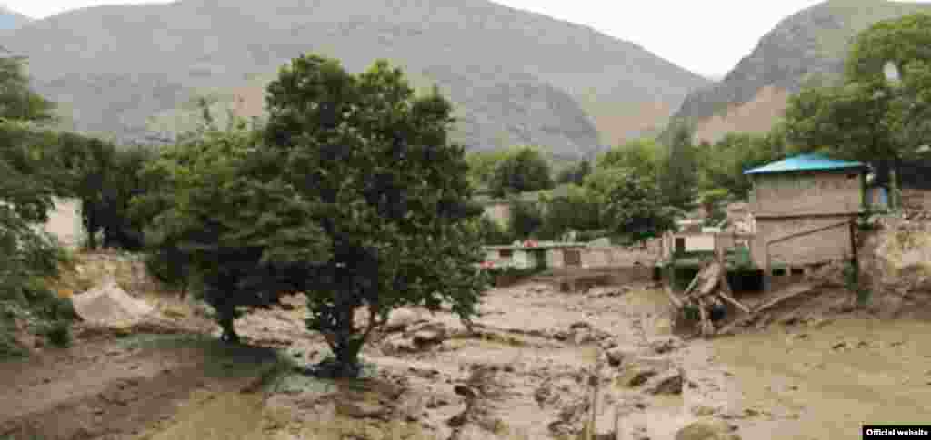 ضلع چترال اور اس کے گرد نواح میں سیلاب نے سب سے زیادہ تباہی مچائی ہے جہاں تقریباً تین لاکھ لوگ متاثر ہو چکے ہیں۔