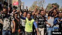 Les partisans de Bekele Gerba, secrétaire général du Congrès fédéraliste oromo (OFC), célébrent la libération de Gerba de sa prison, à Adama, dans la région d'Oromia, en Éthiopie, le 14 février 2018.