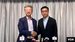 香港中间派组织民主思路召集人汤家骅（左）与新思维主席狄志远10月22日召开记者会宣布，就12月立法会选举达成共识，计划以联合阵营方式合作参选。 (美国之音 汤惠芸)