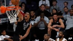  Giannis Antetokounmpo des Milwaukee Bucks, contre Kevin Durant des Golden State Warriors et Kyrie Irving des Boston Celtics, Los Angeles, le 8 février 2018.