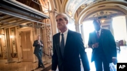 Penyelidik khusus Robert Mueller setelah pertemuan tertutup dengan anggota Komite Peradilan Senat terkait campur tangan Rusia dalam pemilu AS dan kemungkinan keterkaitan mereka dengan kampanye Trump, di gedung Capitol di Washington, 21 Juni 2017.