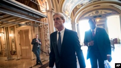 Tư liệu: CTV Robert Mueller ra về sau khi họp với Ủy ban Tư pháp Thượng viện về sự can thiệp của Nga. Ảnh chụp tại Diện Capitol ở Washington, ngày 21/6/2017.