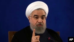 Presiden Iran yang baru terpilih kembali, Hassan Rouhani, memberikan konferensi pers di Teheran hari Senin (22/5).