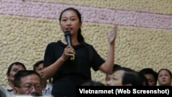 Nguyễn Thị Thùy Dương phát biểu trong buổi tiếp xúc cử tri Q.2 ngày 22/11/2018.