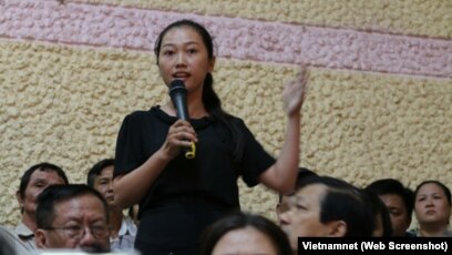 Nguyễn Thị Thùy Dương phát biểu trong buổi tiếp xúc cử tri Q.2 ngày 22/11/2018.