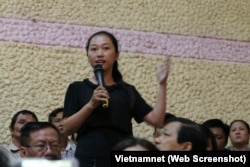 Nguyễn Thị Thùy Dương phát biểu trong buổi tiếp xúc cử tri Q2 ngày 22/11/2018
