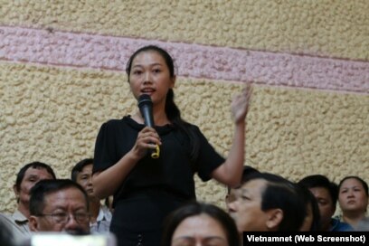 Nguyễn Thị Thùy Dương phát biểu trong buổi tiếp xúc cử tri Q2 ngày 22/11/2018