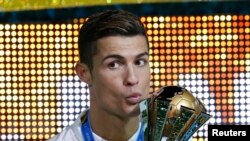 Cristiano Ronaldo merayakan kemenangannya dalam Final Piala Dunia FIFA 2016 dengan memegang pialanya di stadion Internasional Yokohama, Jepang, 18 Desember 2016 (Reuters / Kim Kyung-Hoon).