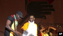 Senegalese pop star Youssou Ndour (C) performs at the Leopold Sedar Senghor stadium in Dakar late, 12 May 2010