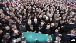 ترکی کے سابق وزیر اعظم اربکان کی تدفین میں ہزاروں افراد کی شرکت