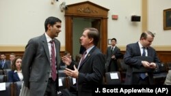 Даліп Сінгх (ліворуч) в Конгресі в 2014 році. Сінгх на той час обіймав посаду заступника помічника Міністра фінансів США