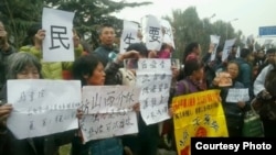 11月9日，来自中国各地的访民和维权人士来到监察部门外，表达诉求，递交《公民建议书》。已有数百人被警方带走。(维权网)