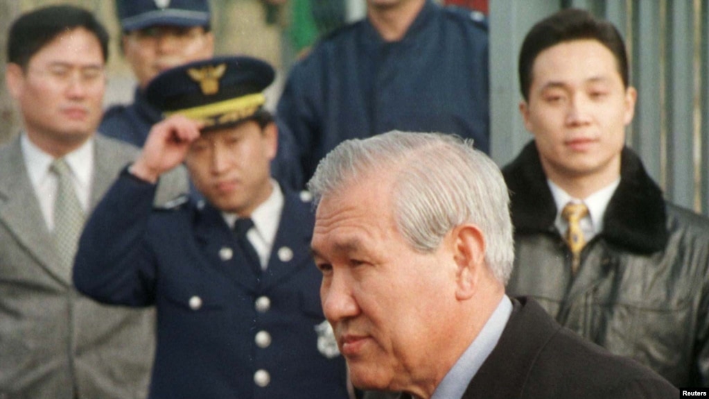 Mantan presiden Korea Selatan Roh Tae-woo (kedua dari kanan) keluar dari limosin yang ia tumpangi untuk berbicara kepada awak media di depan gerbang Rumah Tahanan Seoul di Seoul, pada 22 Desember 1997 setelah menjalani masa hukuman akibat kasus korupsi. (Foto: Reuters/Stringer)