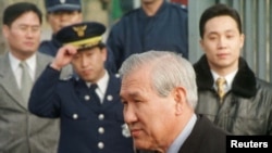 FILE - Former South Korean president Roh Tae-woo steps out of a limousine to talk to the press at the gate of the Seoul Detention House in Seoul, Dec. 22, 1997 shortly after being released from serving a prison sentence. 