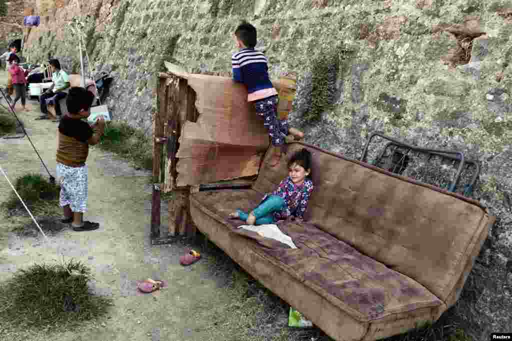 에게 해에 있는 그리스령 치오스 섬의 시립 난민촌에서 놀고 있는 어린이들.