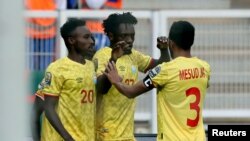 ARCHIVES - L'Éthiopien Dawa Hotessa et ses coéquipiers célèbrent leur premier but contre le Cameroun lors de la Coupe des nations.