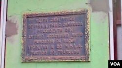 Placa na casa habitada por Agostinho Neto, entre 1944 e 1945, em Malanje (VOA / Isaías Soares)
