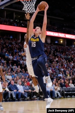 Nikola Jokić zakucava protiv Finiksa (Foto: AP/Jack Dempsey)