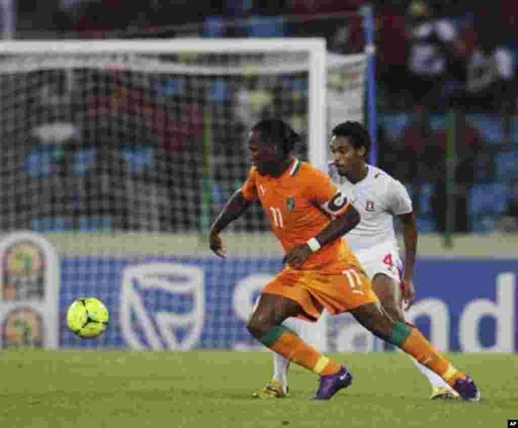 Didier Drogba (L) of Ivory Coast fights for the ball with Rui Fernando Da Gracia Gomes of Equatorial Guinea during their quarter-final match at the African Nations Cup soccer tournament in Malabo February 4, 2012.