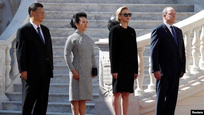 摩纳哥王子阿尔贝二世和夫人夏琳公主2019年3月24日欢迎到访的中国国家主席习近平和夫人彭丽媛。