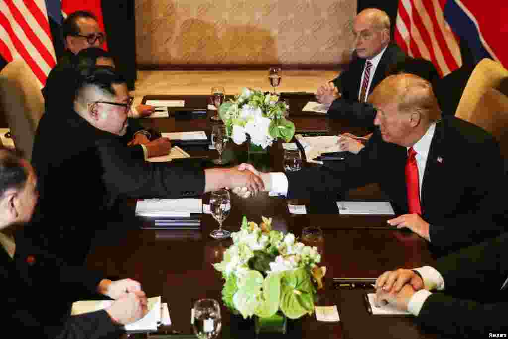 در ملاقات سران دو دولت نیز برای بار سوم، رئیس جمهوری آمریکا و رهبر کره شمالی دست دادند.&nbsp; 