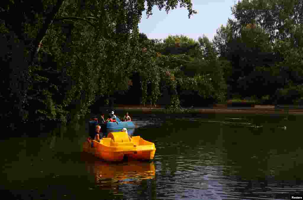 قایق سواری آن هم از نوع&nbsp; پدالی در دریاچه بترسی پارک لندن