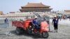 北京紫禁城大规模装修，工人把旧砖运走（2018年7月31日）。