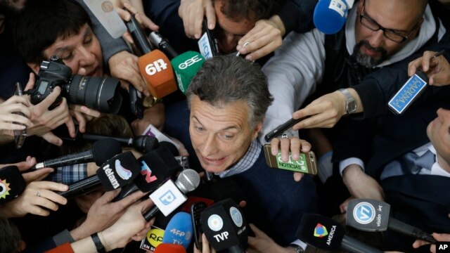 El candidato opositor Mauricio Macri habla con los periodistas en Buenos Aires luego de emitir su voto.