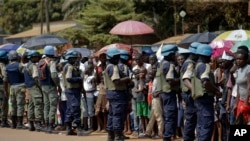 Des Casques bleus en patrouille dans les rues de Bangui, 29 novembre 2015.