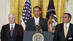 President Barack Obama, flanked by outgoing Defense Secretary Robert Gates (l) and Defense Secretary-nominee Leon Panetta, April 28. 2011