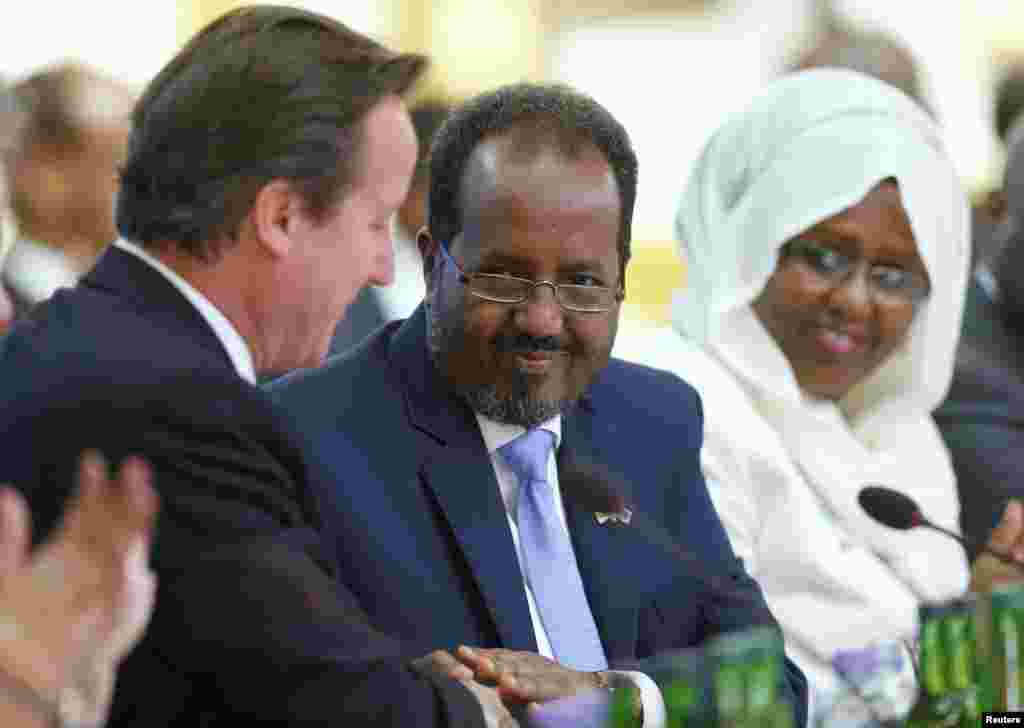 Britain&#39;s Prime Minister David Cameron and Somali President Hassan Sheikh Mohamud shake hands after making their opening speeches the Somalia conference in London, May 7, 2013.