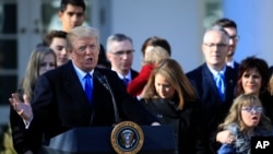 川普总统在白宫玫瑰园对参加年度“为生命游行”的人士发表讲话。（2018年1月19日）