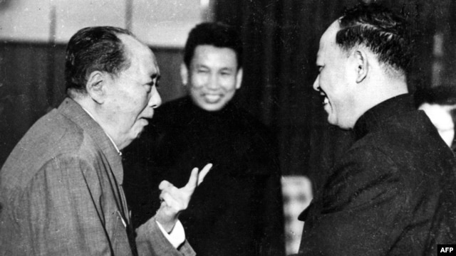 1970年中國主席毛澤東和柬埔寨紅色高棉頭號領導人波爾布特和高官英薩利（右）。