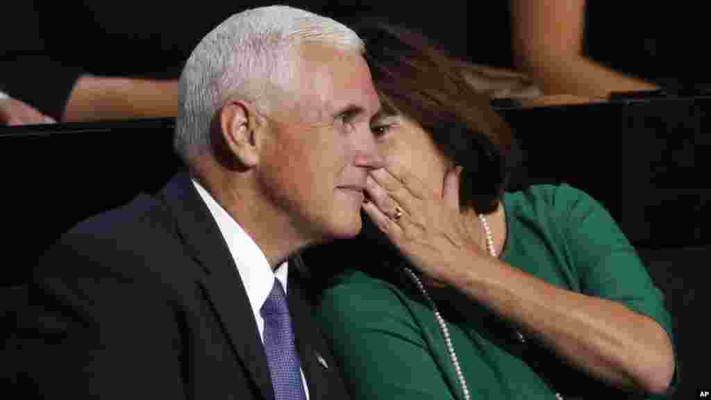 Karen Pence parle avec son mari le gouverneur Mike Pence, lors de la de la convention nationale républicaine à Cleveland, le 18 Juillet, 2016.