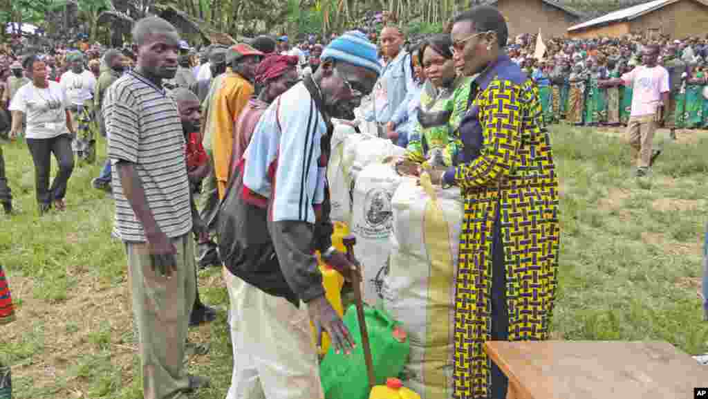 Janet Kabila akizungumza na mzee wa kijiji cha Uele ya JUu alipokuwa anatoa msaada kutoka wakfuu ya babake