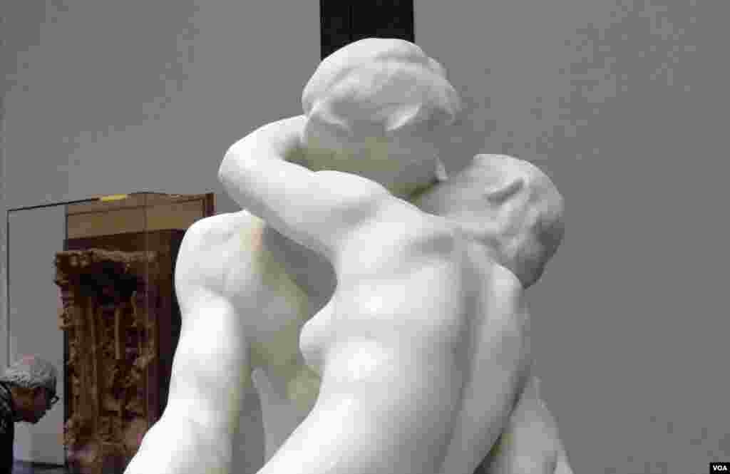 A closer view of Henri Greber&#39;s replica of Rodin&#39;s sculpture &quot;The Kiss.&quot; (Z. Hoke/VOA)