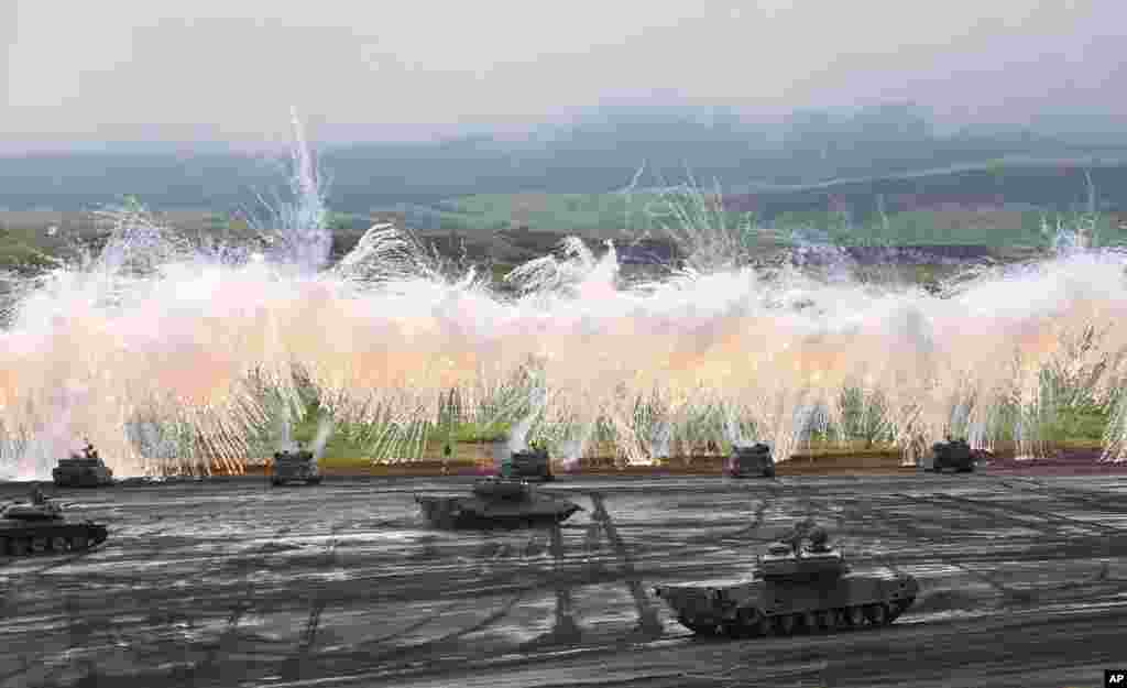 Yaponiya - Özünümüdafiə qüvvələrinin Type-89 zirehli maşınları