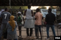 Protesters stand at a barricade on Nile Street on May 12, 2019, in Khartoum, Sudan. (J. Patinkin for VOA)