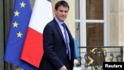 French Prime Minister Manuel Valls leaves a meeting with members of the government at the Elysee Palace in Paris, May 26, 2014.
