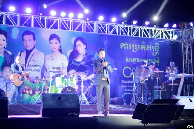 លោក យឹង យន ច្រៀងនៅក្នុងប្រគំតន្រ្តីប្រកាសអាល់ប៊ុមចម្រៀងថ្មីរបស់លោក ក្នុងខេត្តកំពង់ធំ ដើម្បីកសាងទំនាក់ទំនងល្អរវាងប្រជាជនកម្ពុជា និងប្រជាជនអាមេរិក តាមរយៈតន្រ្តី និងកម្មវិធីវប្បធម៌ នាថ្ងៃទី១៧ ខែមីនា ឆ្នាំ២០១៧។(ទុំ ម្លិះ/VOA)