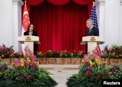 អ្នកស្រី​ Kamala Harris ​អនុ​ប្រធានាធិបតីសហរដ្ឋ​អាមេរិក​ និង​លោក​ Lee Hsien Loong ​នាយក​រដ្ឋមន្រ្តី​សិង្ហបុរី​ ថ្លែង​ក្នុង​សន្និសីទ​សារព័ត៌មាន​រួម​គ្នាមួយ​នៅ​ប្រទេស​សិង្ហបុរី​ កាល​ពី​ថ្ងៃ​ទី​២៣ ខែ​សីហា ឆ្នាំ ២០២១។