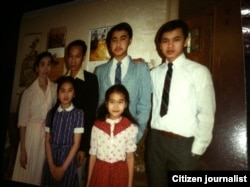 ຮູບ​ຄອບ​ຄົວ​ຂອງດ​ຣ. ພິດ​ສະ​ໄໝ ທີ່​ຖ່າຍ​ໃນ​ປີ 1984, ຕອນ​ມາ​ຢູ່​ ສະ​ຫະ​ລັດ ໃໝ່