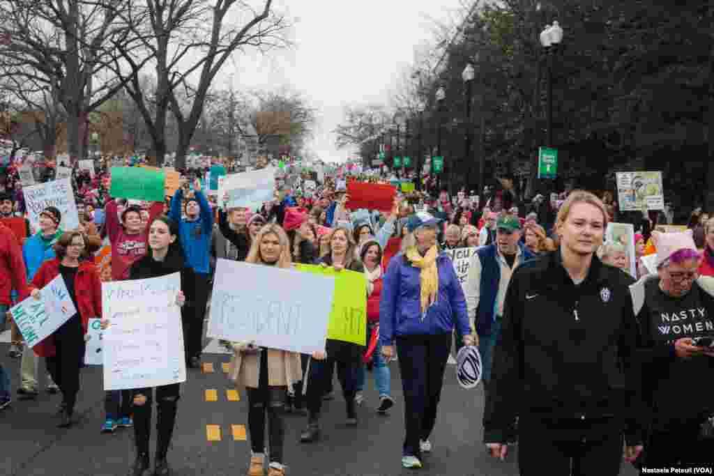 Des milliers de manifestants marchent pour aller au Mall, à Capitoll Hill, Washington DC, le 21 janvier 2017. (VOA/Nastasia Peteuil)