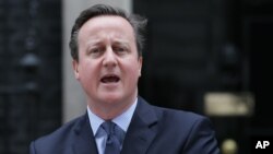 Perdana Menteri Inggris David Cameron memberikan pernyataan di luar kantornya di London (foto: dok).
