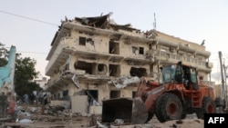 صومالیہ کے دارالحکومت موغا دیشو میں واقع ایک ہوٹل کی عمارت جو الشباب کے بم حملے کا نشانہ بنی۔ (فائل فوٹو)