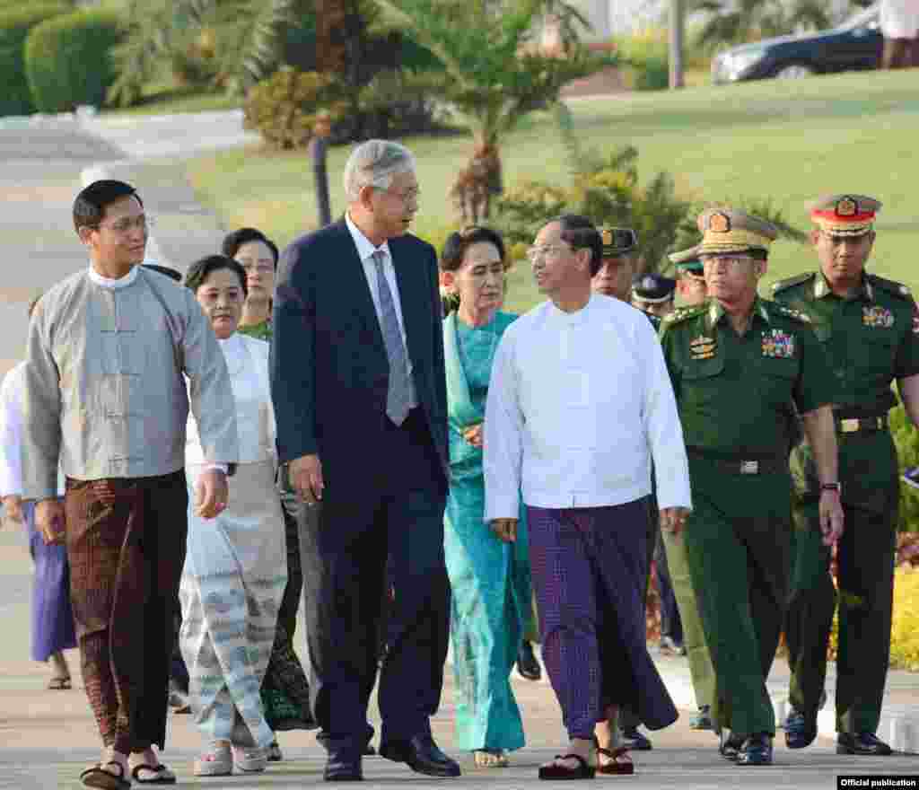 သမၼတဦးထင္ေက်ာ္နဲ႔ ဇနီး ေဒၚစုစုလြင္၊ ႏုိင္္ငံေတာ္ အတိုုင္ပင္ခံပုဂၢိဳလ္ ေဒၚေအာင္ဆန္းစုၾကည္တို႔ကို ဒုတိယ သမၼတႏွစ္ဦး၊ တပ္မေတာ္ ကာကြယ္ေရးဦးစီးခ်ဳပ္ ဗိုလ္ခ်ဳပ္မွဴးႀကီး မင္းေအာင္လိႈင္တို႔ က ေနျပည္ေတာ္ေလဆိပ္ မွာ လိုက္ပို႔ၾကစဥ္။ (သမၼတ႐ံုး)
