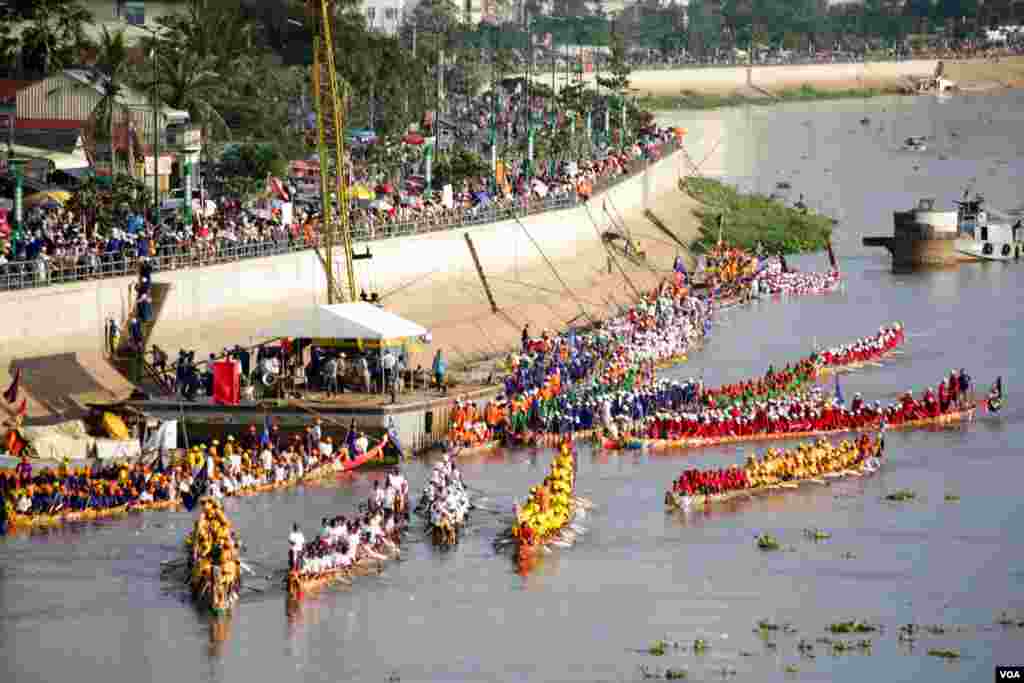 ទូកនៃការប្រណាំងទូកនាថ្ងៃអាទិត្យ ទី១៣ ខែវិច្ឆិកា ឆ្នាំ២០១៦ ក្នុងថ្ងៃទីមួយនៃព្រះរាជពិធីបុណ្យអុំទូក បណ្ដែត ប្រទីប សំពះព្រះខែ និងអកអំបុក។ ព្រះរាជពិធីបុណ្យអុំទូក ចាប់ផ្ដើមពីថ្ងៃទី១៣ ដល់ថ្ងៃទី១៥ ខែវិច្ឆិកា ជារៀងរាល់ឆ្នាំ ដែលមានទូកភាគច្រើនមកពីបណ្ដាខេត្តនានាតាមបណ្ដោយទន្លេមេគង្គ។ (ឡេង ឡែន/VOA)