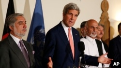 U.S. Secretary of State John Kerry, centre, announces a deal with Afghanistan's presidential candidates Abdulah Abdullah, left, and Ashraf Ghani for the auditing of all Afghan election votes at the United Nations Compound in Kabul, Saturday, July 12, 2014. (AP Photo/Jim Bourg, Pool)